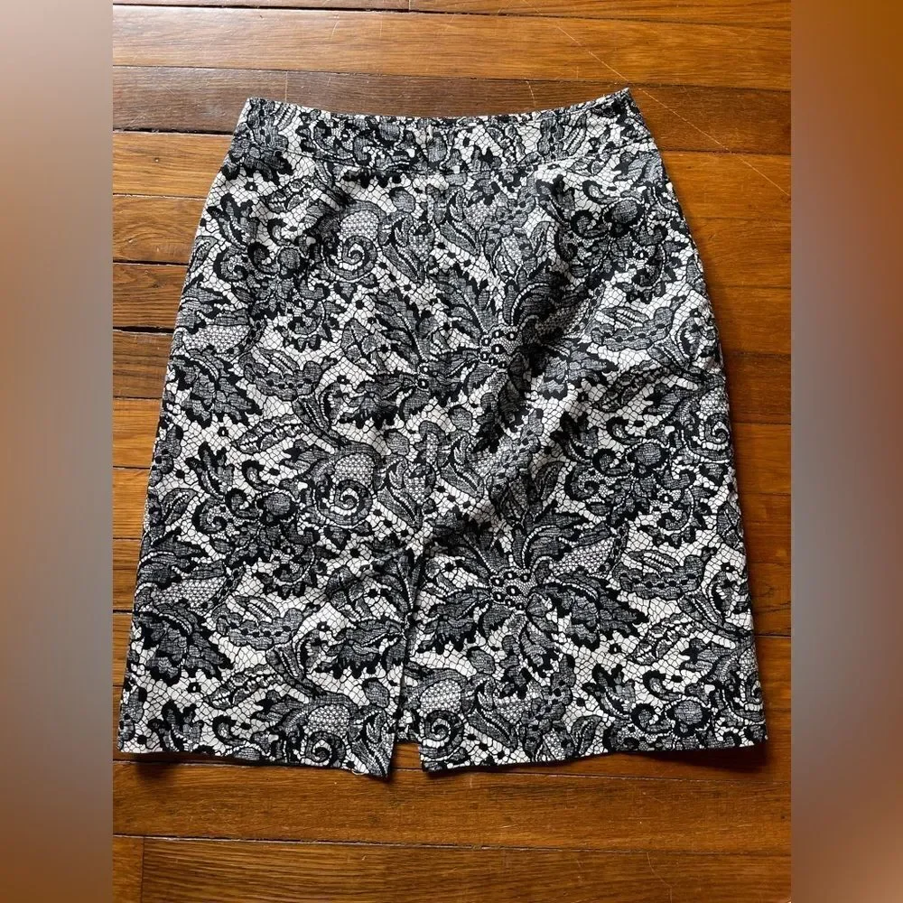 Van Huesen studio women’s size 2 black and cream lace lookalike pencil skirt